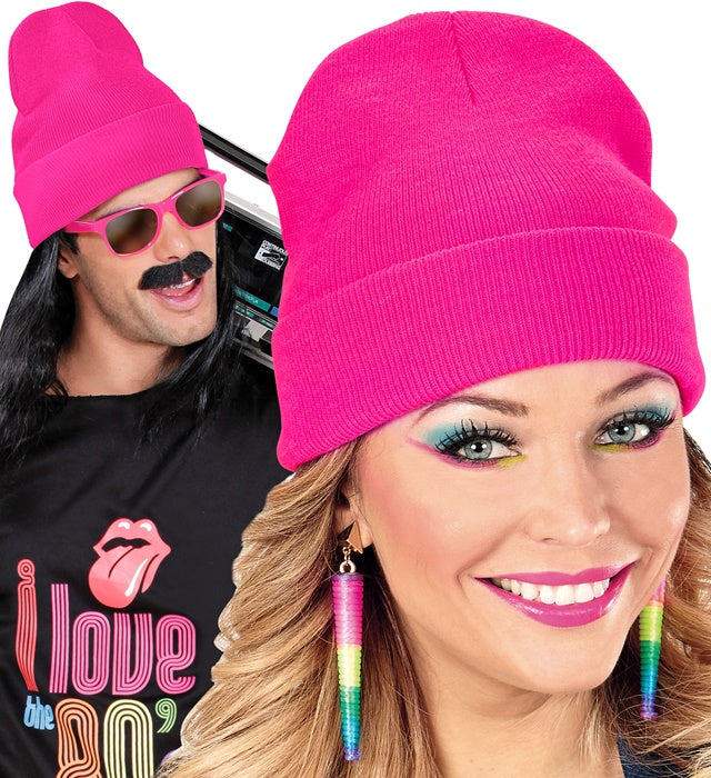 Neon pinke Beanie Mütze in Wolloptik auf weißem Hintergrund