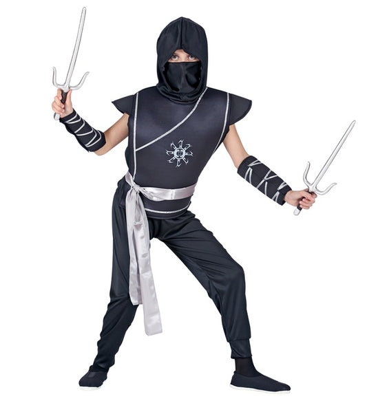 Ninja-Kostüm Set mit Weste, Hose, Gürtel, Armschonern und Maske auf weißem Hintergrund