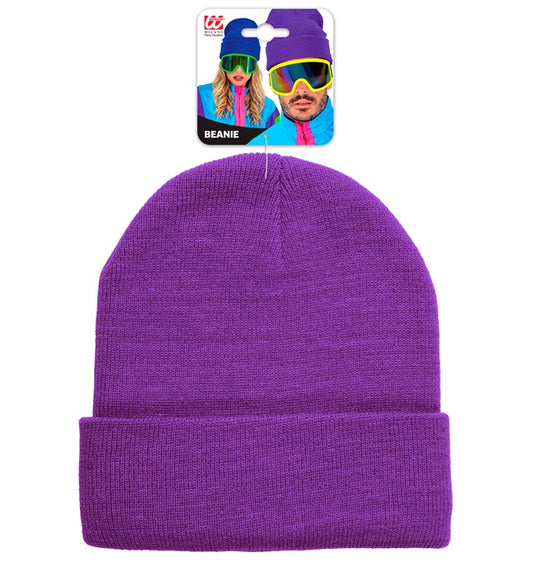Violette Beanie Mütze in Wolloptik auf weissem Hintergrund