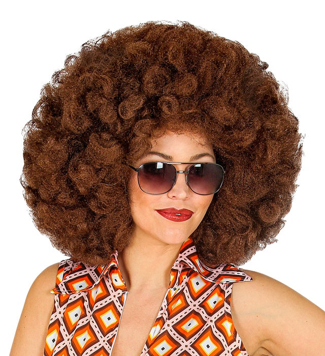 Übergrosse braune Afro-Perücke auf weissem Hintergrund