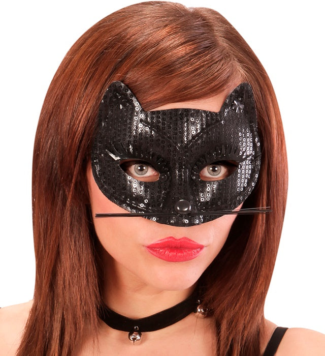 Schwarze Katzaugenmaske mit glitzernden Pailletten auf neutralem Hintergrund
