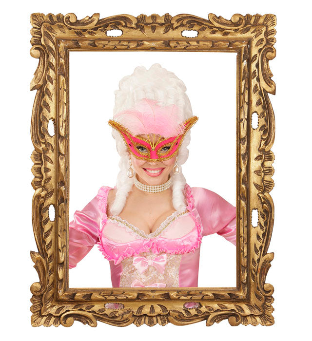Pinkfarbene Augenmaske mit goldenem Rand und Federn auf weissem Hintergrund