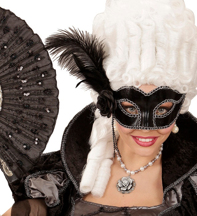 Venezianische schwarze Augenmaske mit Rose, Perlen und Federn