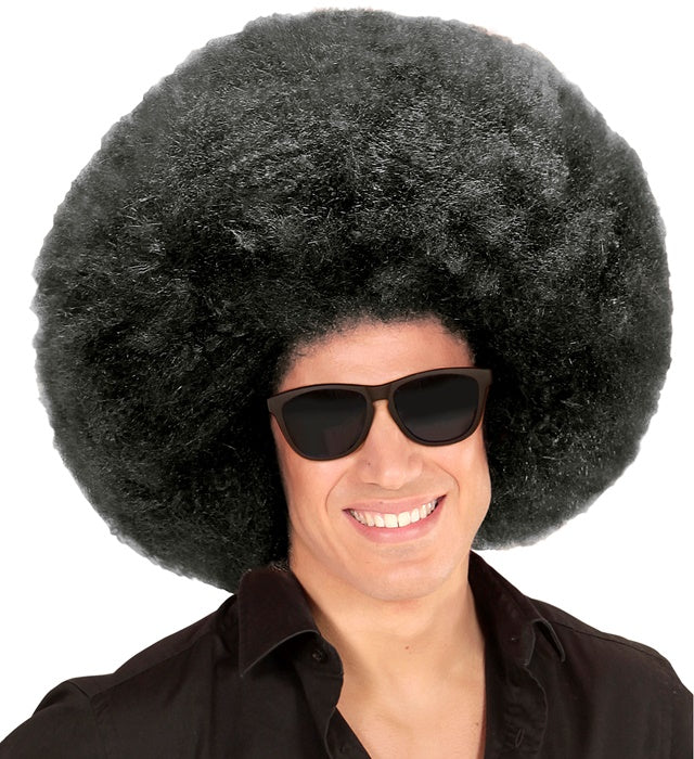Schwarze Riesen Afro Perücke auf neutralem Hintergrund