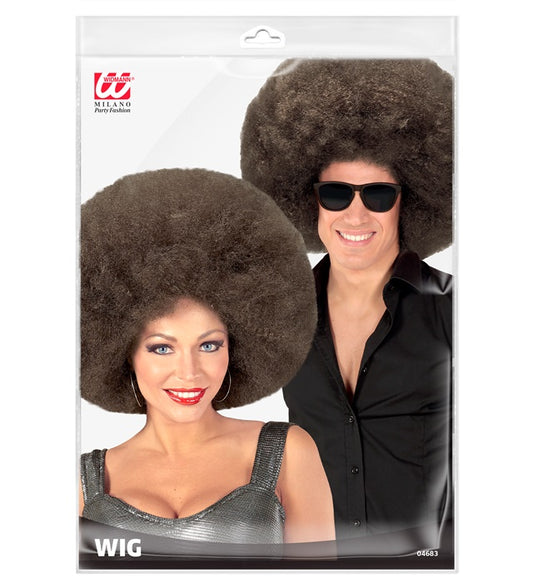Kaffebraune voluminöse Riesen Afro-Perücke auf weissem Hintergrund
