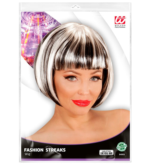 Schwarz-weisse Fashion Streaks Perücke auf hellem Hintergrund