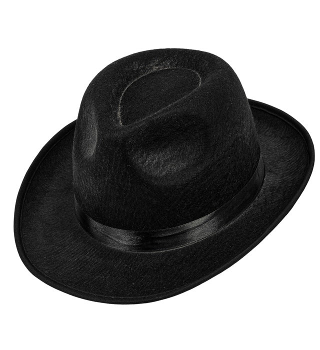Schwarzer Fedora-Hut mit schwarzem Band vor weißem Hintergrund