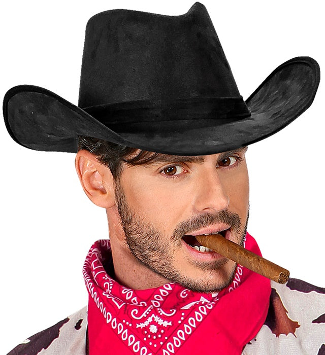 Schwarzer Cowboyhut aus Wildlederoptik auf weißem Hintergrund