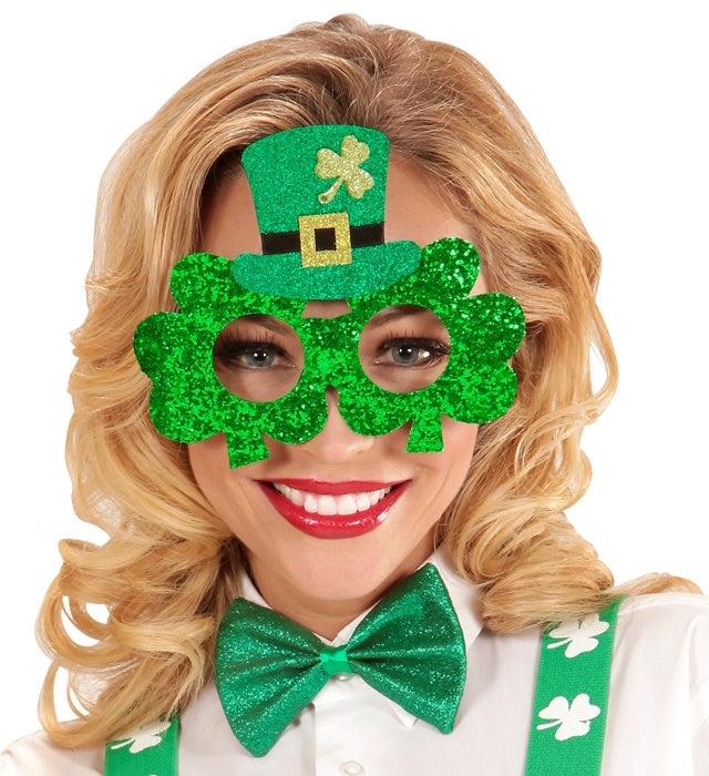 Grüne Kleeblattbrille mit kleinem Minizylinderhut für St. Patrick's Day