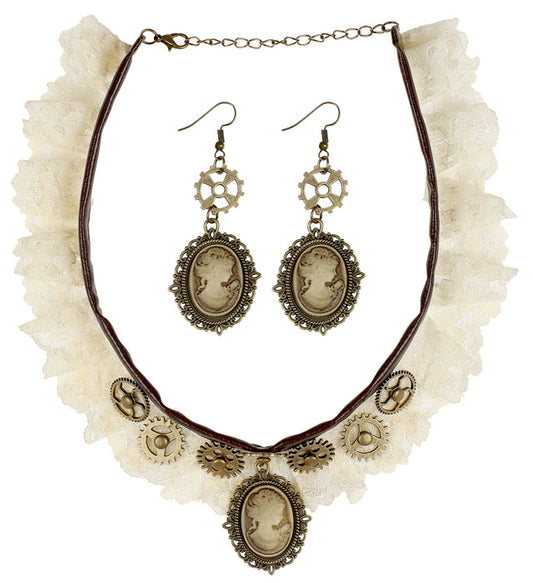 Steampunk Halsband aus schwarzer Spitze mit Kamee-Relief Ohrringen auf weißem Hintergrund