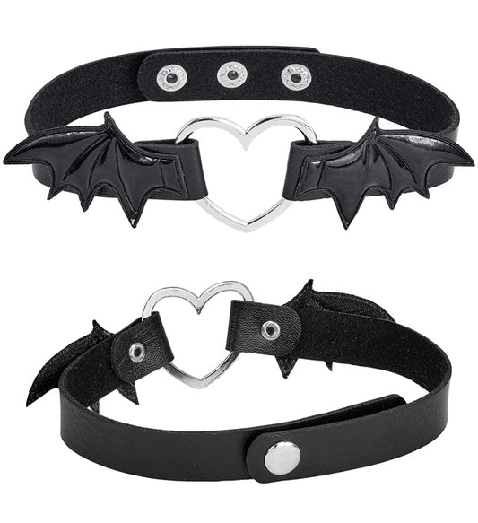 Halsband mit Herzanhänger und Fledermausflügeln als stilvolles Accessoire