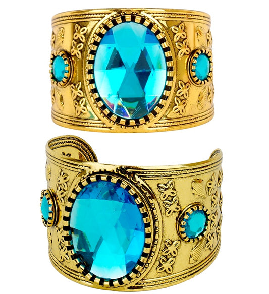 Goldfarbenes Armband mit blauem Edelstein auf hellem Hintergrund