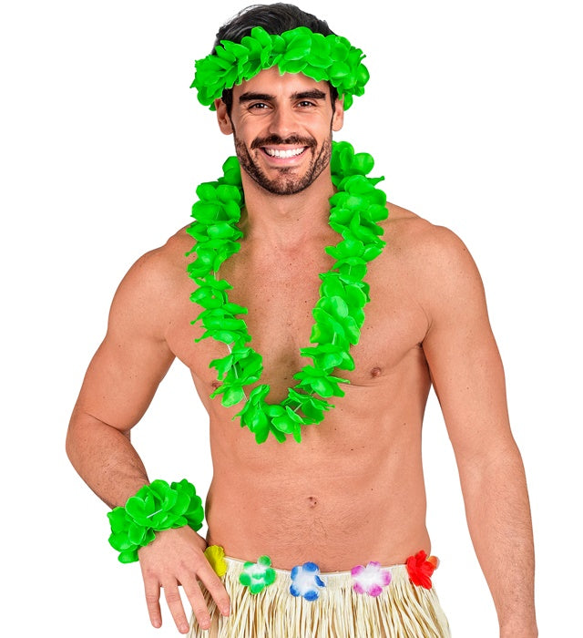 Grünes Hawaii-Set mit Halskette, Stirnband und Armband auf weißem Hintergrund