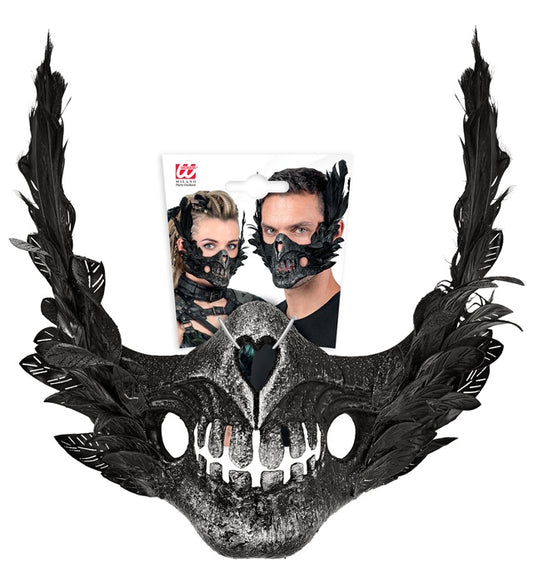 Skelett-Mund Maske mit schwarzen und weißen Federn auf weißem Hintergrund