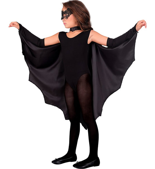 Fasnachtskostüm Fledermaus mit Flügeln und Kapuze auf weißem Hintergrund