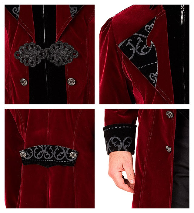 Bordeauxroter Gothic Mantel aus Samt auf weißem Hintergrund