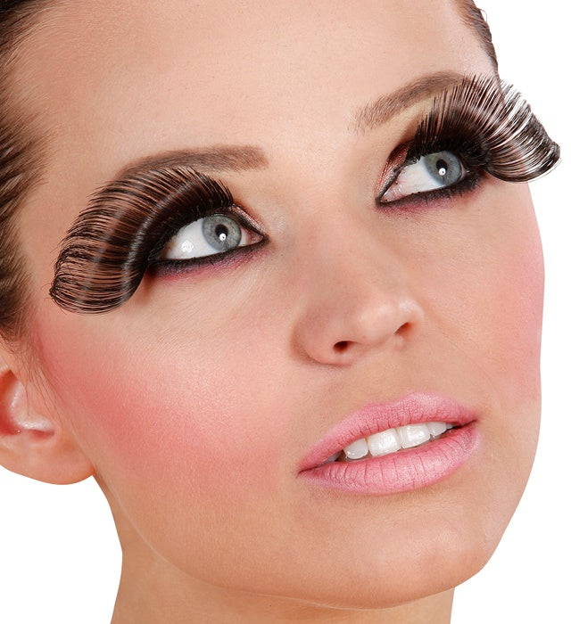 Schwarze superlange künstliche Wimpern mit Klebstofftube auf weissem Hintergrund