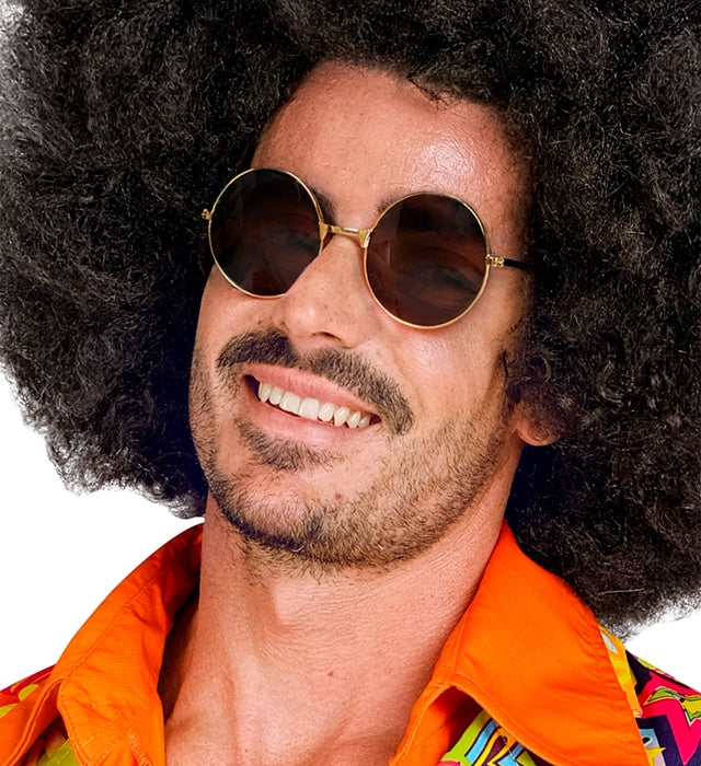 Hippiebrille mit runden braunen Gläsern auf weissem Hintergrund