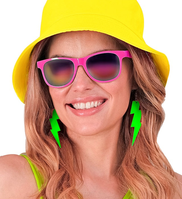 Neon grüne Blitz Ohrringe im 80er Jahre Stil auf weißem Hintergrund