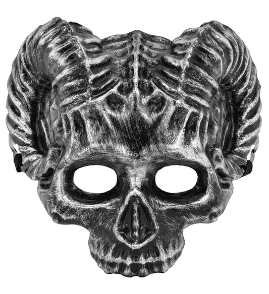 Widder Totenkopfmaske aus Hartplastik mit Hörnern auf schwarzem Hintergrund