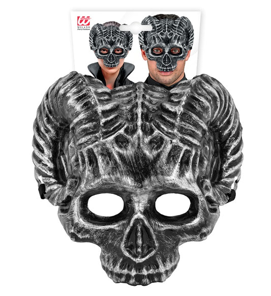 Widder Totenkopfmaske aus Hartplastik mit Hörnern auf schwarzem Hintergrund