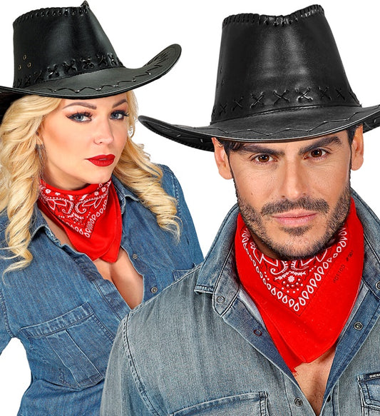 Schwarzer Cowboyhut aus Kunstleder mit auffälligen Nähten auf weißem Hintergrund