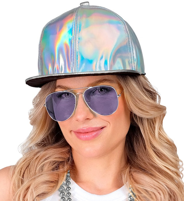 Silberne holografische Basecap mit schimmerndem Effekt auf weissem Hintergrund