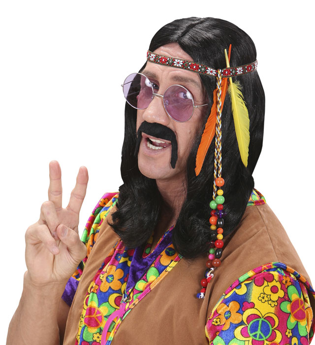 Hippie Stirnband mit bunten Perlen und Federn auf neutralem Hintergrund