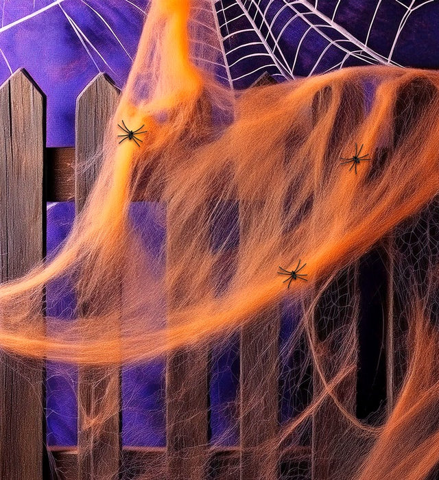 Oranges Spinnennetz mit drei schwarzen Spinnen als Halloween Dekoration