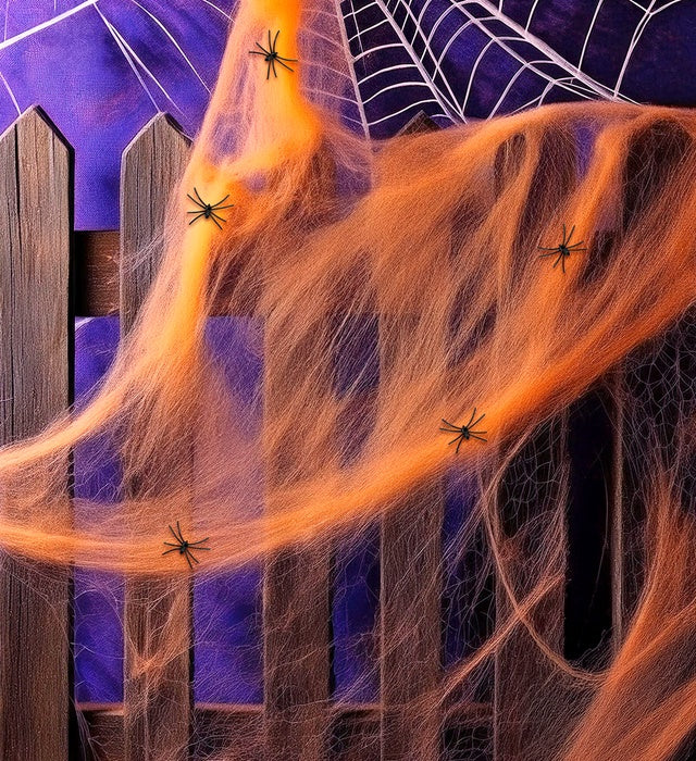 Orangenes Spinnennetz mit fünf schwarzen Spinnen als Fasnachts- und Halloween-Dekoration