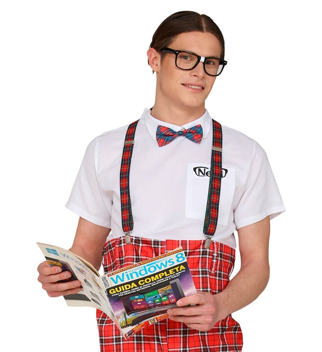 Nerd-Kostümset mit Hosenträgern, Fliege und Retro-Brille auf weißem Hintergrund