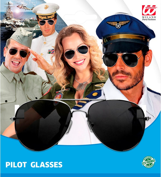 Pilotenbrille mit getönten Gläsern auf weißem Hintergrund