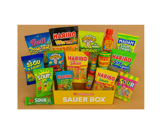 Bunte Überraschungsbox mit verschiedenen sauren Süßigkeiten in unterschiedlichen Formen.