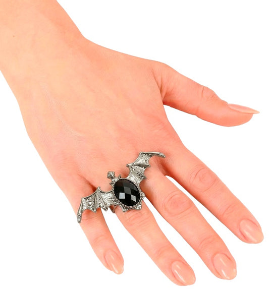 Gotischer Fledermaus Ring mit schwarzem Edelstein auf dunklem Hintergrund