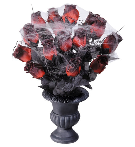 Dekorative Vase mit roten Rosen und Spinnennetz für Halloween