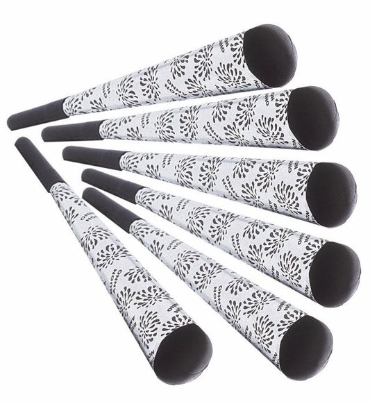 Set von sechs silbernen Trompeten 25 cm auf weissem Hintergrund