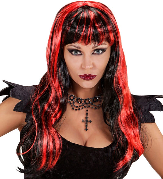 Schwarze Halloween-Perücke mit roten Strähnen auf weißem Hintergrund
