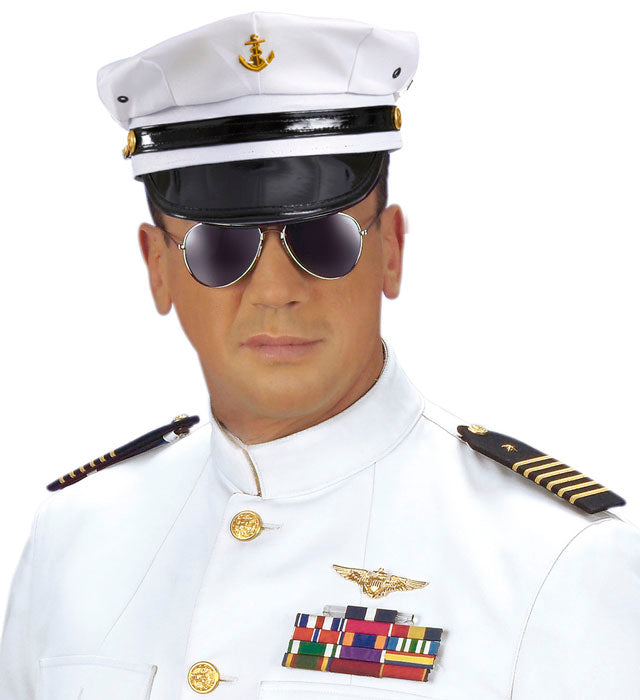 Marine Offizier Mütze in klassischem Design auf weißem Hintergrund