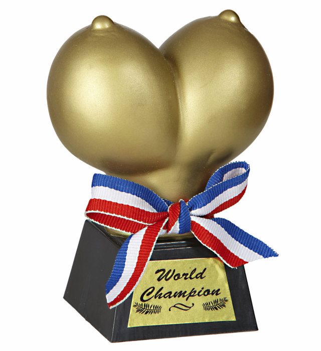 Goldene Busen Trophäe als witziges Fasnacht und Karneval Accessoire