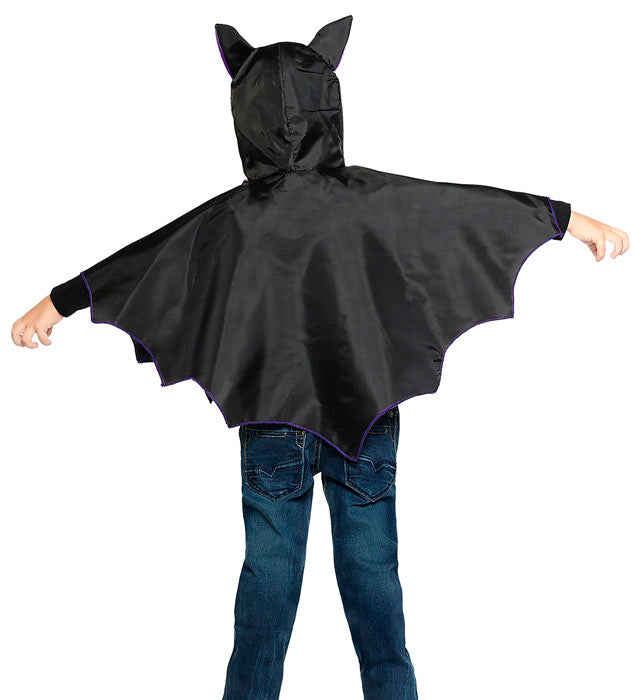Fledermaus-Umhang mit Kapuze in schwarz auf weißem Hintergrund