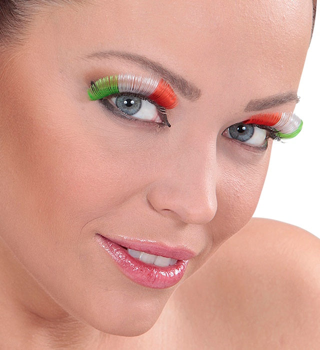 Italienische künstliche Wimpern mit Klebstoff in Glasflasche auf weißem Hintergrund