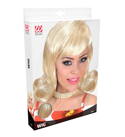 Blonde 60er Jahre Perücke im Retro-Stil auf weißem Hintergrund