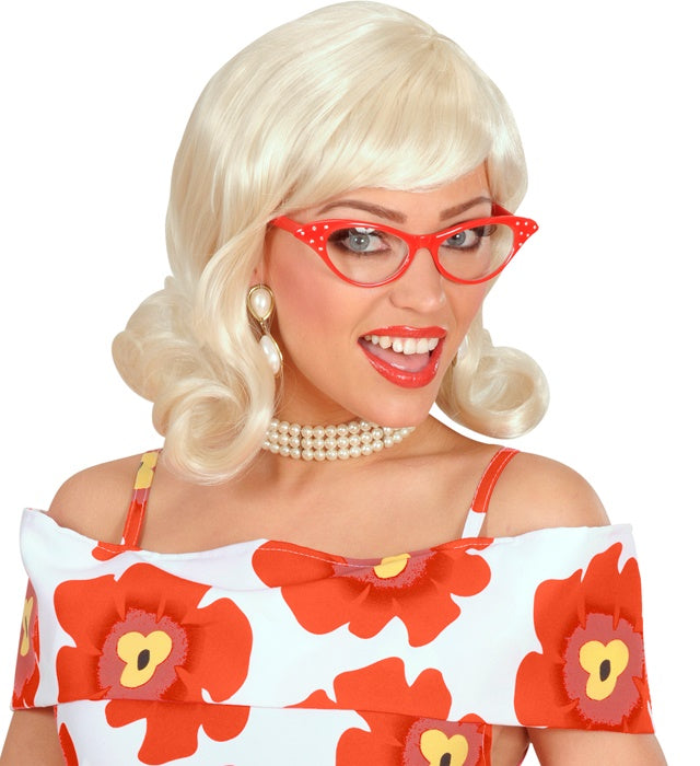 Blonde 60er Jahre Perücke im Retro-Stil auf weißem Hintergrund