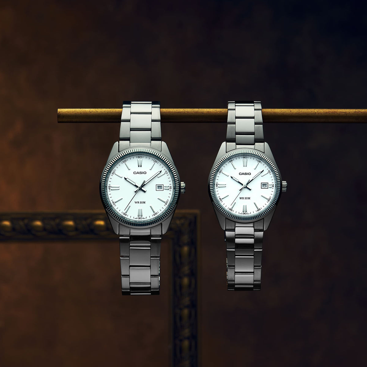 CASIO COLLECTION & VINTAGE CASIO COLLECTION UNISEX DATE weisse Armbanduhr mit Datumsanzeige – Seitenansicht
