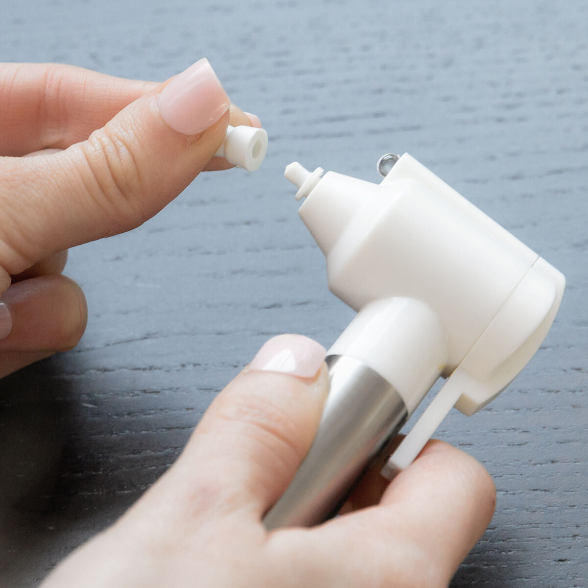 Pearlsher Zahnaufheller und Zahnpolierer von InnovaGoods mit Polieraufsätzen – Rückansicht