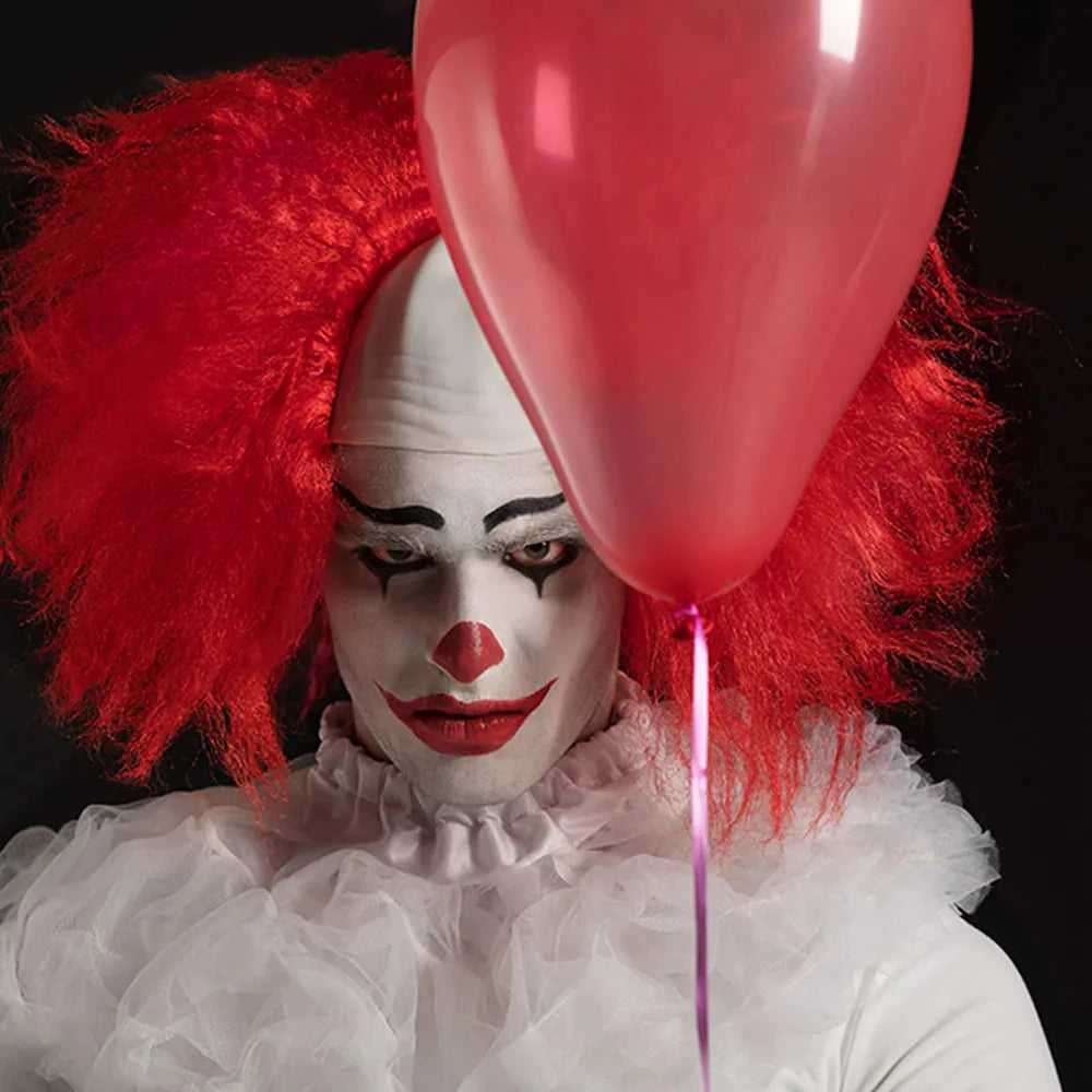 Rote synthetische Perücke für Erwachsene, ideal für Horror-Clown-Kostüme.