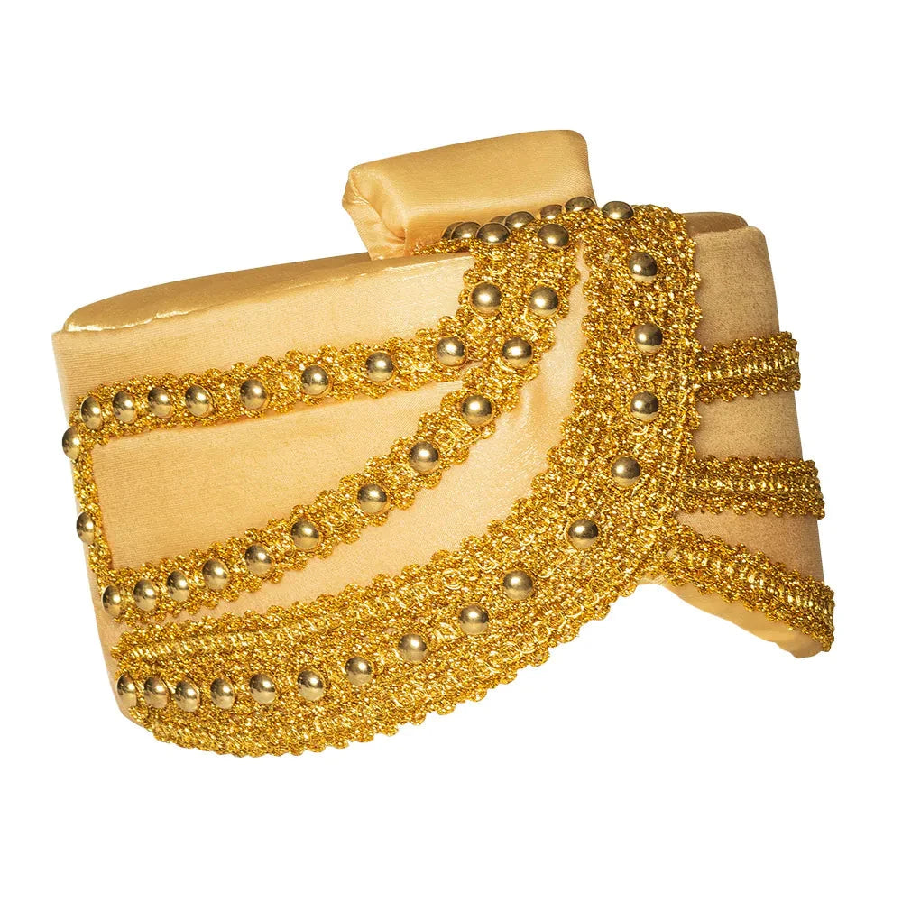 Goldfarbener Turban mit metallischer Filigranarbeit, elegant und luxuriös gestaltet.