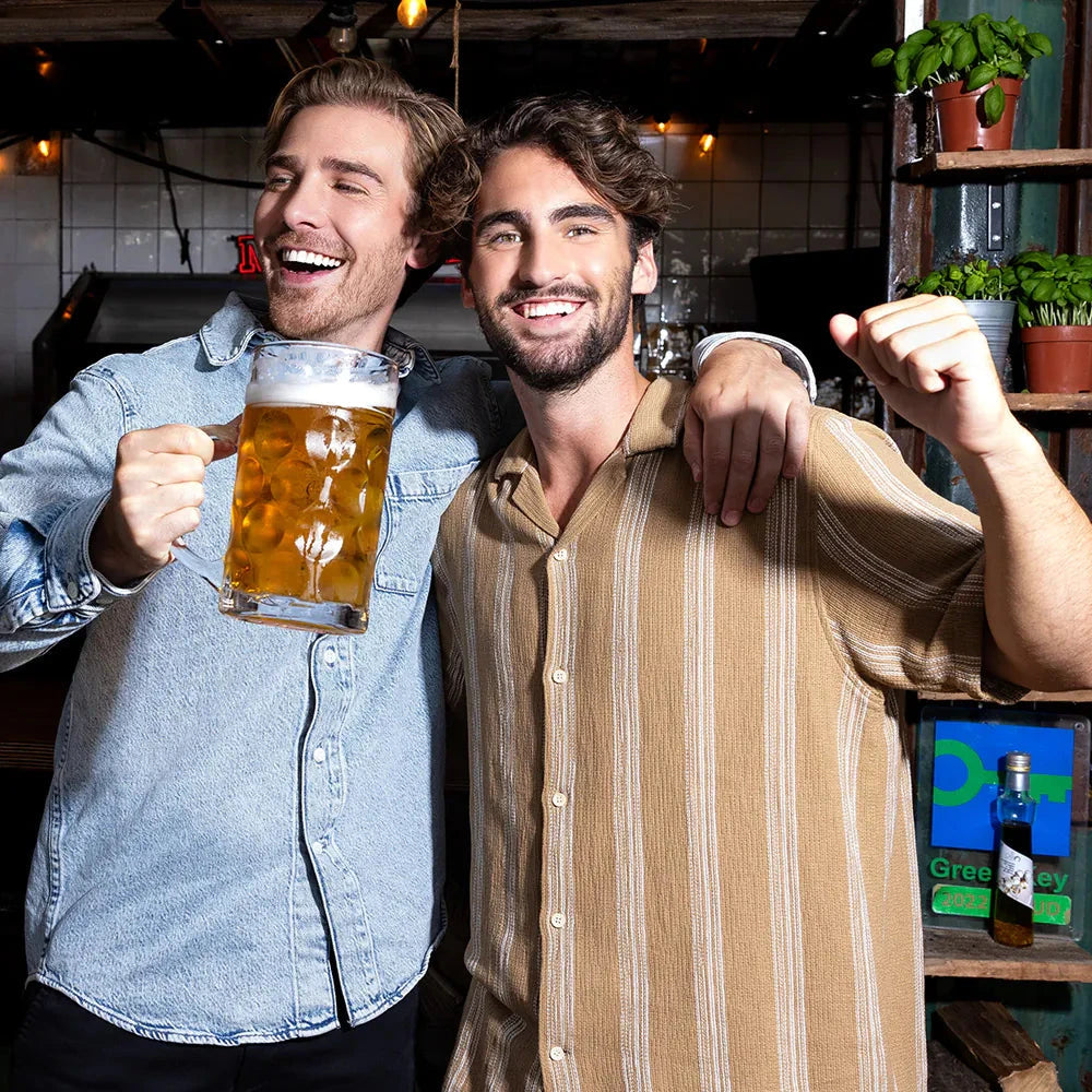 Bierkrug aus dickem, bleifreiem Glas mit klassischem Dimpelmuster und verstärktem Griff.