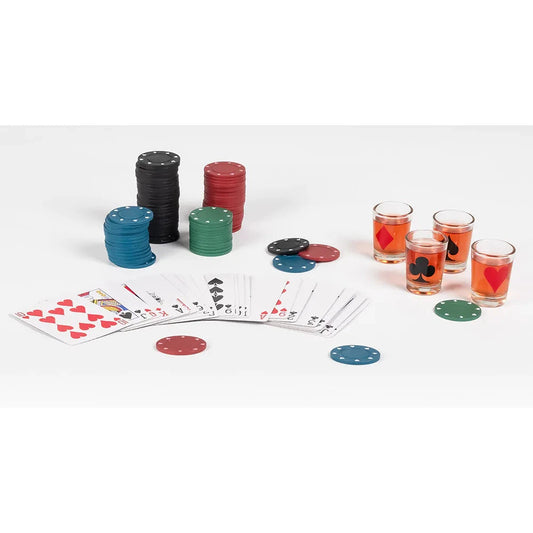 Poker-Set mit 120 Chips, Spielkarten und 4 klaren Schnapsgläsern auf weißem Hintergrund