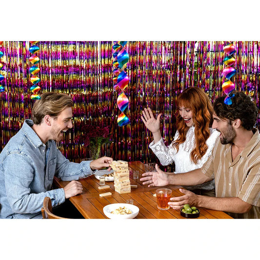 Boland Trinkturmspiel mit 54 Holzklötzen und 4 klaren Schnapsgläsern auf weißem Hintergrund